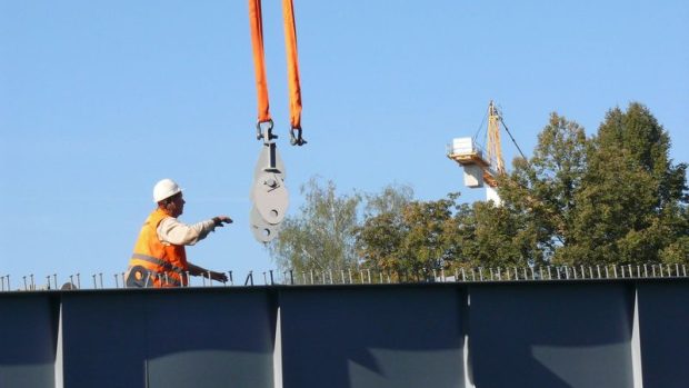 Instalace hlavních nosníků nového mostu za zimním stadionem v Českých Budějovicích