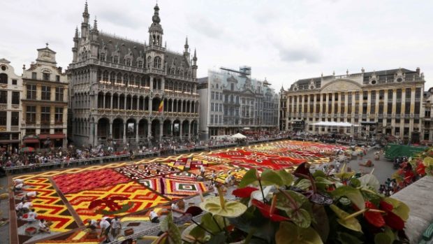 Zahradníci dokončují květinovou výzdobu v centru Bruselu