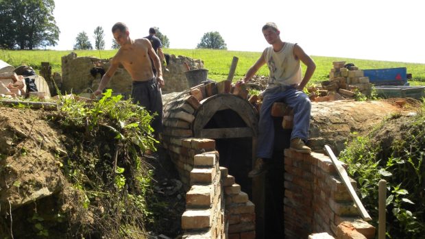 Stavba hradu na dětském táboře v Horní Orlici na Orlickoústecku