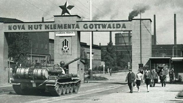 Sovětský tank před hlavní bránou Nové huti (21. 8. 1968)