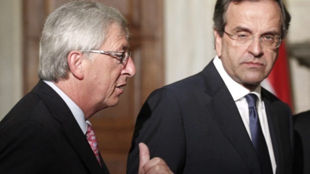 Řecký premiér Antonis Samaras (vpravo)  a šéf euroskupiny Jean-Claude Juncker