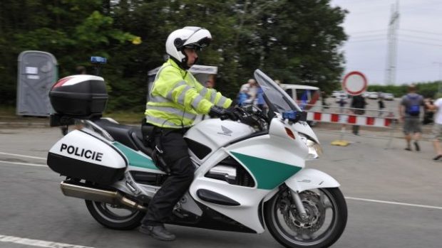 Policista dohlíží v Brně příjezd návštěvníků motocyklové grand prix