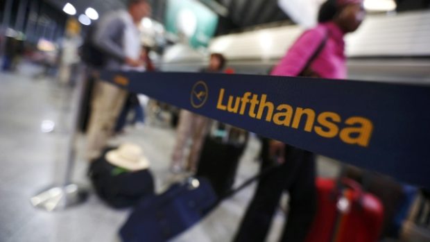 Palubní personál Lufthansy ve Frankfurtu nad Mohanem stávkuje za vyšší mzdy