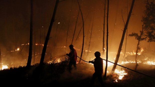 Portugalští hasiči bojují s požáry ve středu a na severu země.