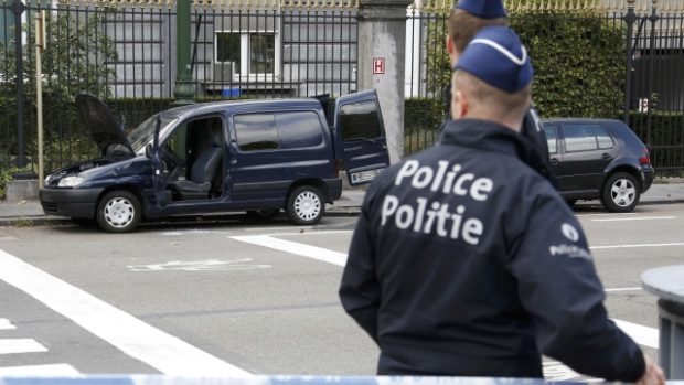 Belgická policie kvůli podezřelým dvěma autům uzavřela okolí americké ambasády v Bruselu
