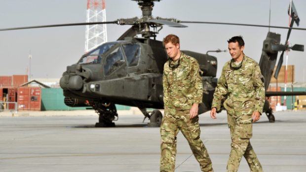 Britský princ Harry u bojového vrtulníku Apache v Afghánistánu.jpg