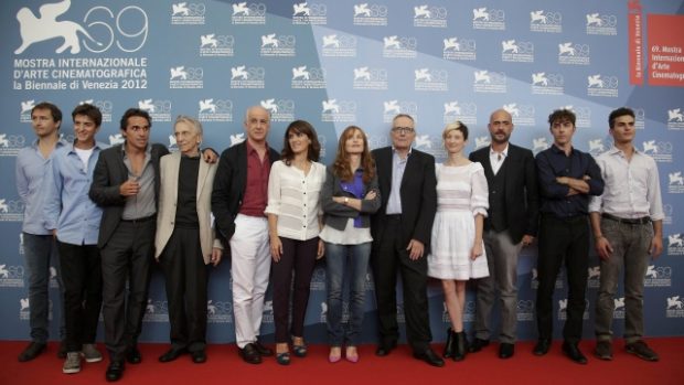 Tým snímku Bella addormentata na benátském festivalu. Režisér Marco Bellocchio pátý zprava