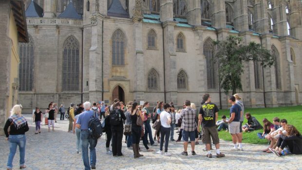 Chrám svaté Barbory v obležení návštěvníků