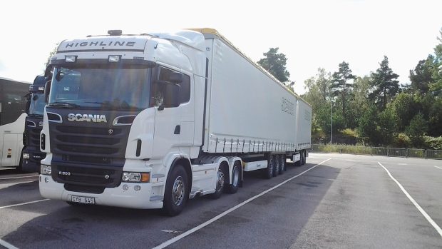 Souprava je už od pohledu delší, než je na českých silnicích obvyklé