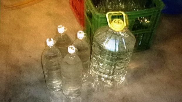 Policisté objevili lahve a kanistry s podezřelým alkoholem