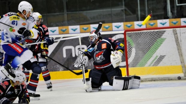 Utkání 1. kola hokejové extraligy: Piráti Chomutov - HC Kometa Brno hrané 13. září v Chomutově. Gól v brance domácího celku. Vlevo je brněnský hráč Jakub Svoboda.