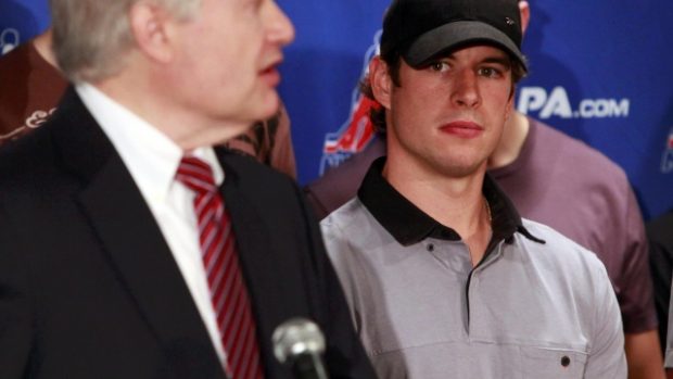 Donald Fehr (vlevo) a Sidney Crosby na jednání vedení NHL a hráčské asociace