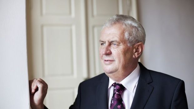 Expremiér a prezidentský kandidát Miloš Zeman ve své předvolební kanceláři na Hradčanech