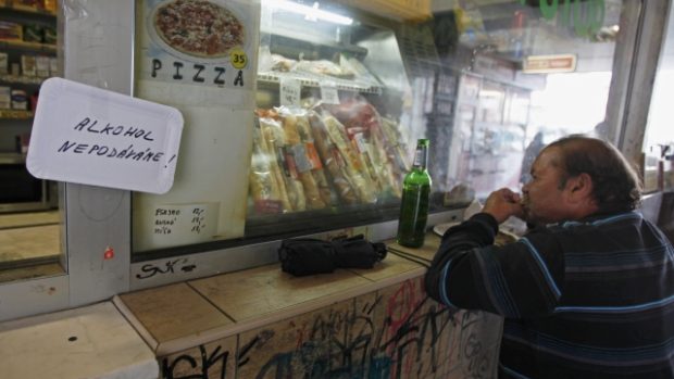 Ministerstvo zdravotnictví zvažuje trvalý zákaz prodeje tvrdého alkoholu ve stáncích