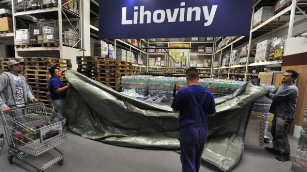V ostravském Makru zareagovali na celostátní zákaz prodeje lihovin bezprostředně. Před regály s tvrdým alkoholem naskládali palety, překryli je kartony a natáhli plachty