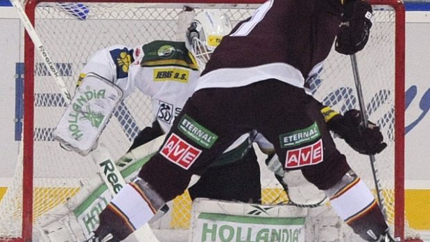 Utkání 1. kola hokejové extraligy HC Sparta Praha - HC Energie Karlovy Vary hrané 14. září v Praze. Sacha Treille ze Sparty neproměnil trestný nájezd na brankáře Karlových Varů Tomáše Závorku.