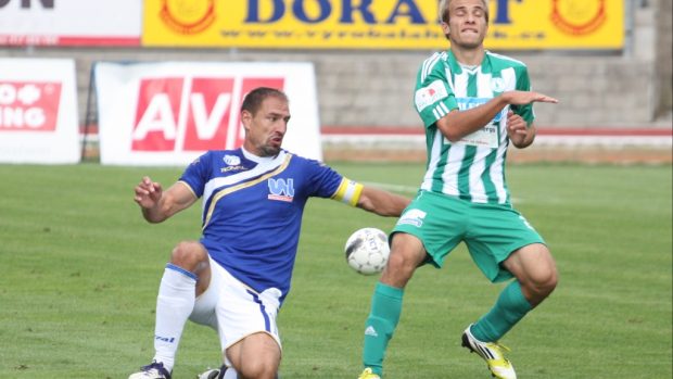Ústecký Pavel Džuban (vlevo) se snaží zastavit Nemanju Kuzmanoviče z Bohemians.