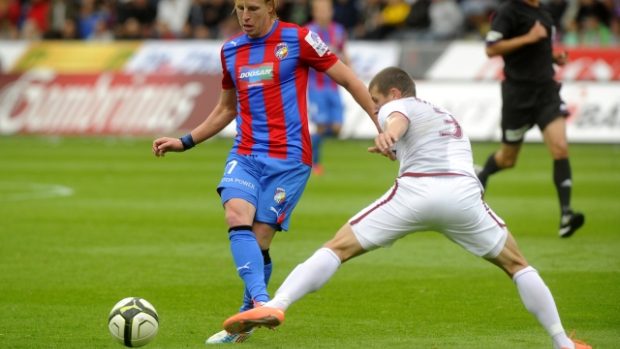 Utkání 7. kola první fotbalové ligy: Viktoria Plzeň - Sparta Praha 15. září v Plzni. František Rajtoral z Plzně (vlevo) a Manuel Pamič ze Sparty.