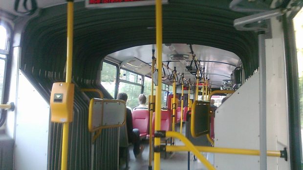 autobus MHD, interiér