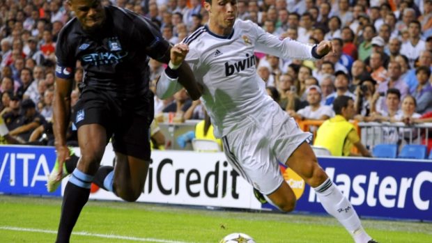 Real Madrid&#039;s Cristiano Ronaldo (R) is challenged by Manchester City&#039;s Vincent Kompany during their Champions League Group D soccer match at the Santiago Bernabeu stadium in Madrid, September 18, 2012