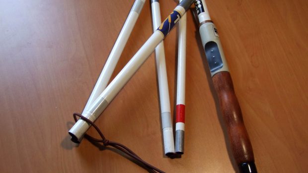 Lidé, kteří oslepli následkem metylalkoholu, se budou muset naučit používat některé pomůcky pro nevidomé