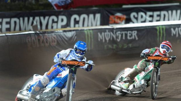 Nicki Pedersen (vlevo) pomohl pražskému Olympu k triumfu v prvním finále plochodrážní extraligy