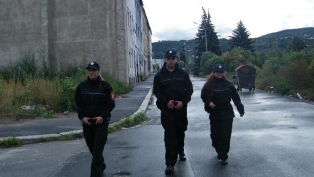 Romští asistenti Městské policie Ústí nad Labem v Předlicích. Zleva: Michaela Horváthová, Marek Husák, Marcela Horvátová