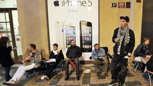 Na nový iPhone čekali zájemci i v Praze na Václavském náměstí