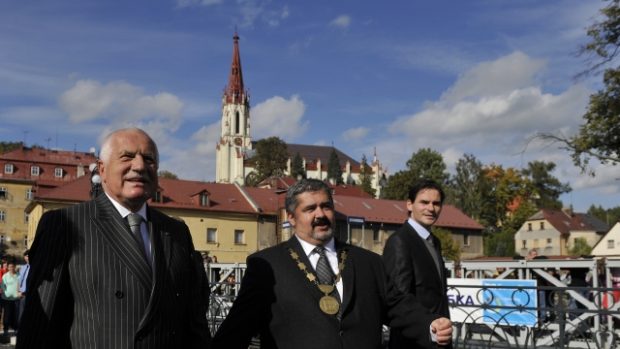 Prezident Václav Klaus se starostou Michaelem Canovem při otevírání nového chrastavského mostu