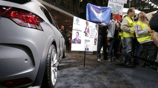 Protesty na pařížském autosalonu