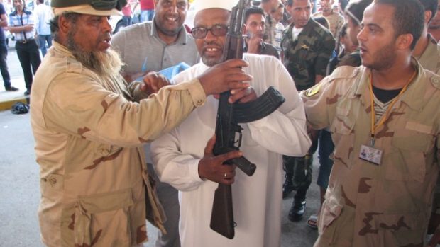 Libyjci vracejí zbraně armádě