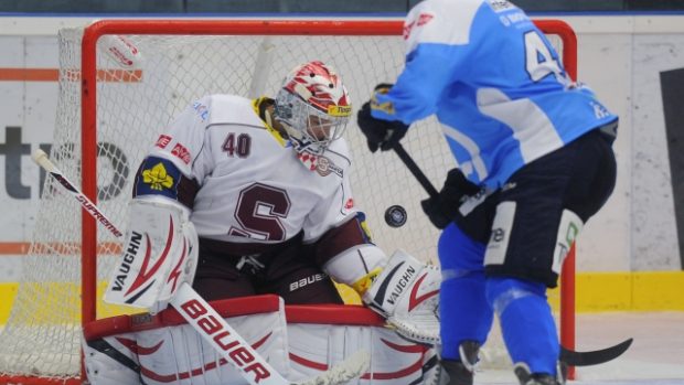 7. kolo hokejové extraligy: HC Škoda Plzeň - HC Sparta Praha, 30. září v Plzni. Martin Ševc z Plzně (vpravo) a Michal Neuvirth ze Sparty.