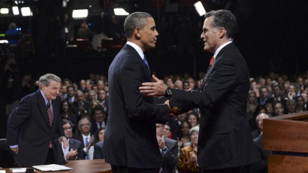 Obama a Romney během duelu prezidentských kandidátů v Denveru