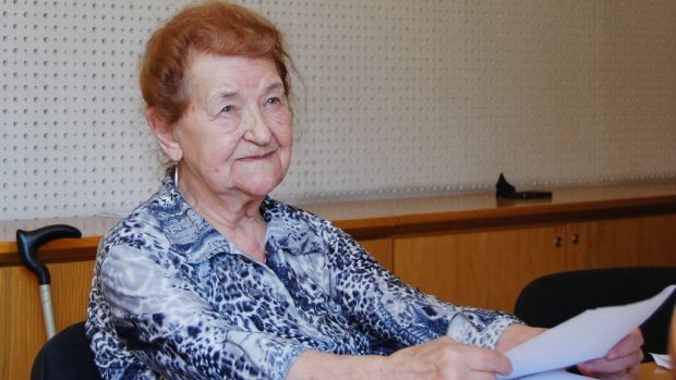 Herečka Věra Kubánková při natáčení hry Babička