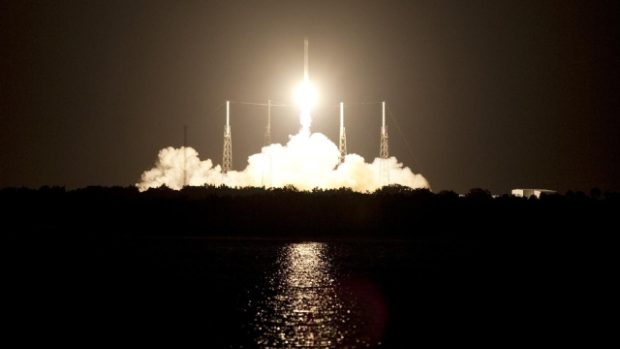 Raketa Falcon 9 s modulem Dragon startuje do vesmíru