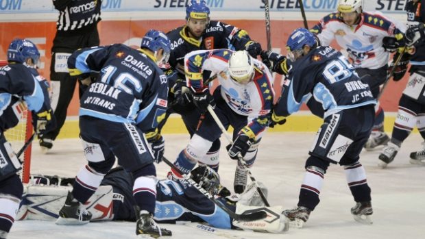 Závar před brankou Vítkovic během dohrávky devátého kola hokejové extraligy