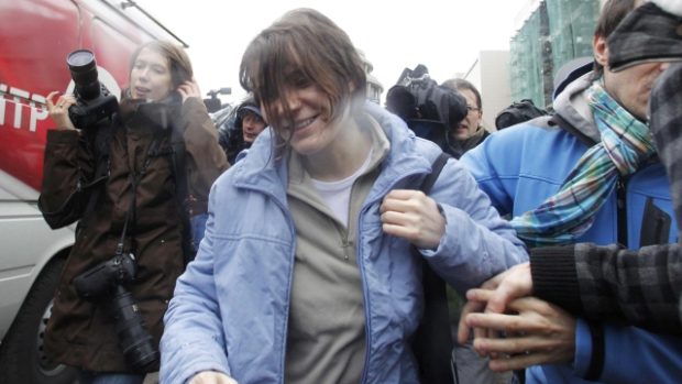 Jekatěrina Samucevičová, členka Pussy Riot, po rozhodnutí moskevského odvolacího soudu změnit její trest z nepodmíněného na podmíněný