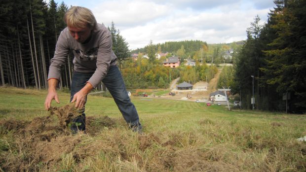 Podle Pavla Havlíčka - provozovatele sjezdovky Šacberk u Jihlavy - budou muset s kolegy všechny drny od divokých prasat vrátit na své místo ručně