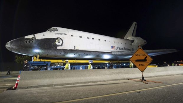 Raketoplán Endeavour na cestě do svého nového domova v Kalifornii