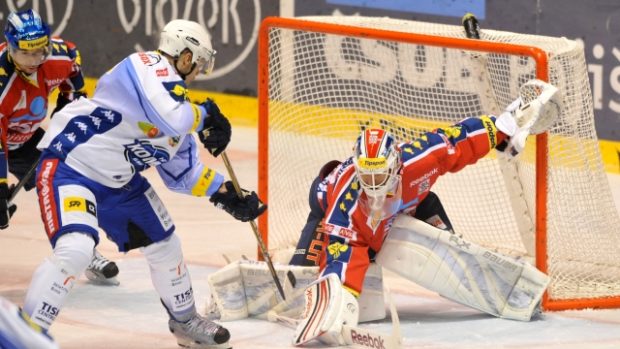 Utkání 11. kola hokejové extraligy HC ČSOB Pojišťovna Pardubice - HC Kometa Brno 12. října v Pardubicích. Obránce Komety Tomáš Žižka (vlevo) a pardubický brankář Dušan Salfický.