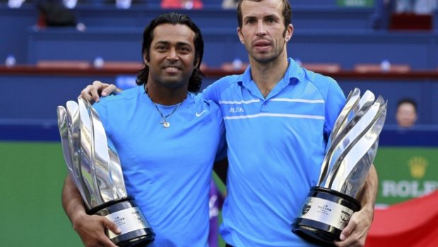 Radek Štěpánek a Leander Paes s trofejemi pro vítěze turnaje v Šanghaji