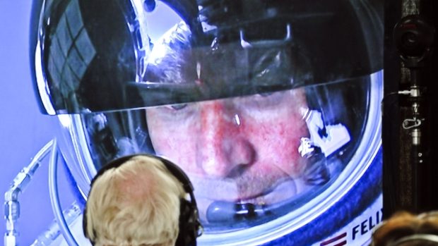 Felix Baumgartner před seskokem obrazovce v centru Mission Control