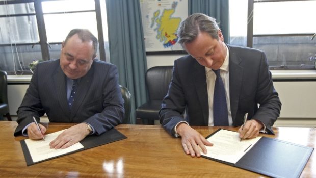 První skotský ministr Alex Salmond (vlevo) a britský premiér David Cameron podepisují dohodu o referendu o nezávislosti Skotska.