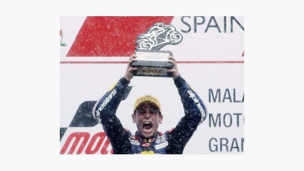 Sandro Cortese se raduje z premierového zisku mistra světa ve třídě Moto3