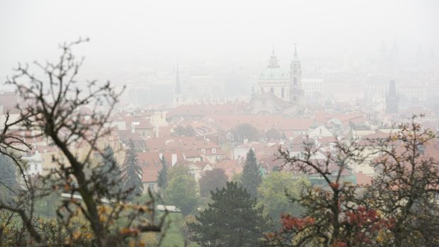 Prahu pokrývá smog