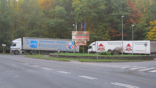 Místo těsně před zákazem. Poslední možnost pro otočení kamionu