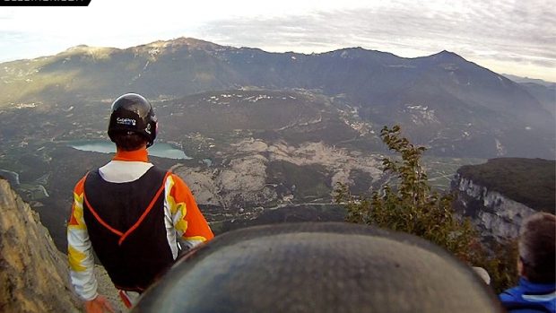 Michal Šlesingr si vyzkoušel basejumping