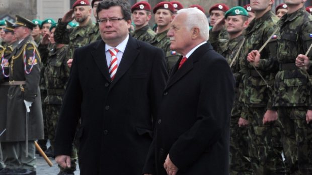 Pietního aktu se zúčastnil prezident Václav Klaus a ministr obrany Alexandr Vondra.jpg