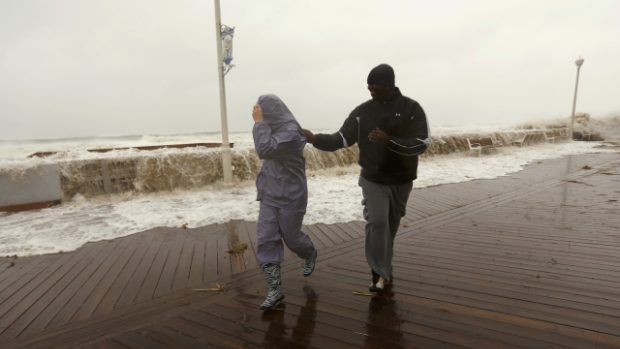 Vlny způsobené hurikánem Sandy  bičují pobřeží v New Yorku