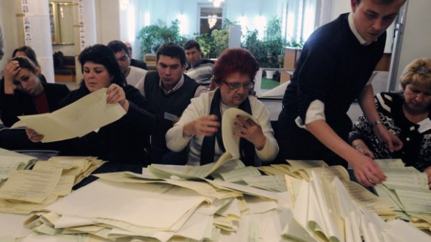 Sčítání hlasů v ukrajinských parlamentních volbách stále pokračuje